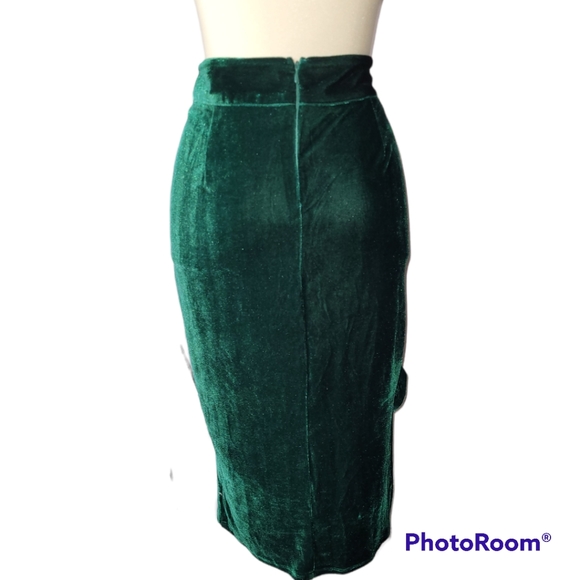 NWOT Sassy Emerald Green Skirt - Picture 4 of 6